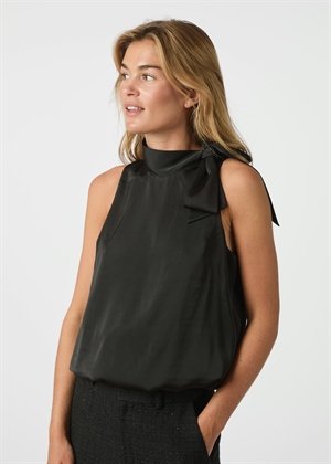 Veda drapy satin top Sort Neo Noir 